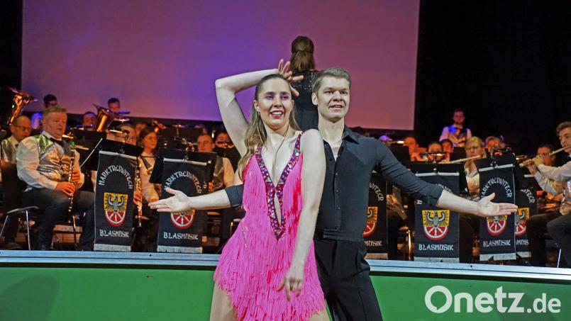 Mit ihrer Tanzeinlage machten Julia Schmiedel und Dominik Mundel das Stück &quot;Sparkling Samba&quot; der Rawetzer Blasmusik bei den diesjährigen Neujahrskonzerten in der Stadthalle auch optisch zum Hochgenuss. Archivbild: abi