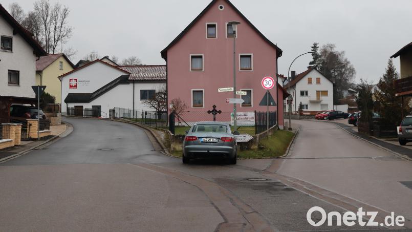 Zwei Straßen, jedoch unterschiedliche Tempolimits. Rechts die Kreuther Straße mit Tempo 30, links die Taubenbacher Straße mit Tempo 50, bei der es bereits Bürgerbeschwerden über zu schnelles Fahren gab. Bild: mrr