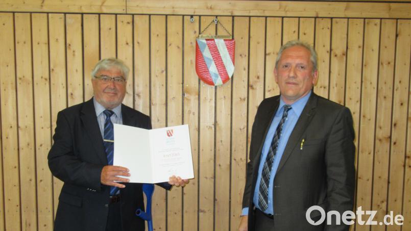 2020 dankte Bürgermeister Werner Prucker (rechts) seinem Vorgänger Josef Zölch für seine Tätigkeit im Gemeinderat, dem er 42 Jahre ohne Unterbrechung angehörte. 2014 wurde Zölch die Altbürgermeister-Würde verliehen. Am 22. Januar ist der Kommunalpolitiker gestorben. Archivbild: ang