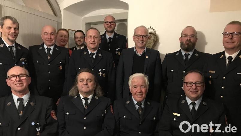 Der neue Vorstand der Feuerwehr Kötzersricht mit (vorne von links) Kommandant Martin Weiß, den Geehrten Josef Erras und Gerd Eckstein sowie Vorsitzendem Franz-Josef Rauch. Bild: mma