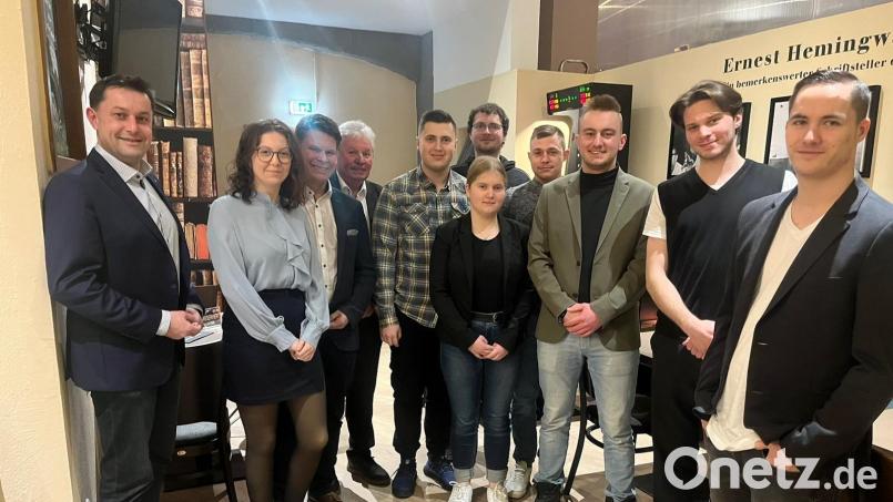 Luis Forster (Dritter von rechts) ist neuer Vorsitzender der Jungen Union Weiden. Mit im Bild sein Vorstandsteam und die Spitzen von Kreisverband und Fraktion. Bild: Maria Sponsel/exb