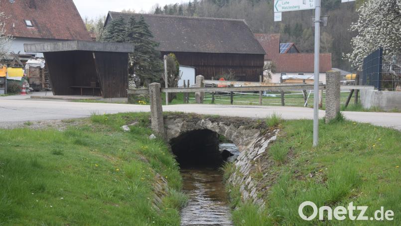 Die Brücke über den Wittschaubach muss erneuert werden. Das gelingt nun, ohne die Ortsdurchfahrt in Lückenrieth allzu lange zu sperren. Bild: fz