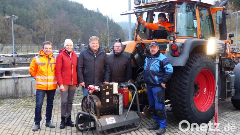 Von links Wassermeister Elmar Halk, 3. Bürgermeisterin Monika Breunig, Bürgermeister Stefan Braun, 2. Bürgermeister Andreas Otterbein, Traktorfahrer Tobias Lang und Klärwärter Vitus Lehmeier. Bild: jp