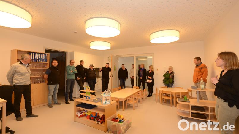 Vor der Marktgemeinderatssitzung am Donnerstagabend besichtigte ein Großteil des Gremiums mit Bürgermeister Sebastian Hartl (Sechster von links) den fertiggestellten und eingerichteten Erweiterungsbau der Kinderhauses. Stellvertretende Leiterin Angelika Feige (rechts) und Katja Ettl von der Marktverwaltung (Vierte von rechts) erläuterten die Möglichkeiten zur Eröffnung einer zusätzlichen Gruppe im Kinderhaus. Bild: bey