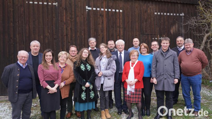 Bürgermeister, Pfarrer und die Familie gratulieren dem neuen Ehrenbürger Georg Schmidbauer (Achter von rechts) zum 80. Geburtstag. Bild: fvo
