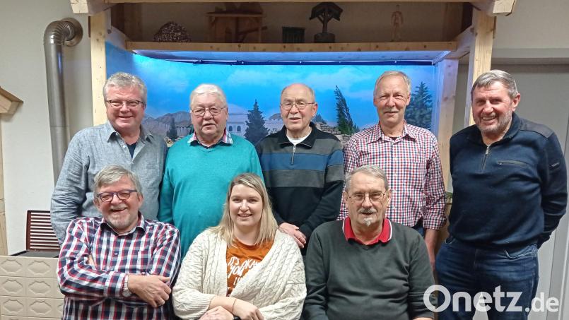 Die Krippenfreunde wählen einen neuen Vorstand (sitzend, von links): Erster Vorsitzender Wolfgang Albersdörfer, Kassenwart inSandra Berger und stellvertretender Vorsitzender Konrad Gebert; hinten (von links): Schriftführer Ewald Vater, die Beiräte Peter Geier, Hans Maul und Werner Kreuzer sowie Revisor Klaus-Dieter Seibold. Bild: rha