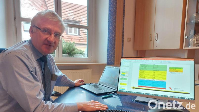 Bürgermeister Johannes Reger zeigt in seinem Büro seine Arbeitsweise, die geprägt ist von Präsentationen, Tabellen, Diagrammen. Bild: esc