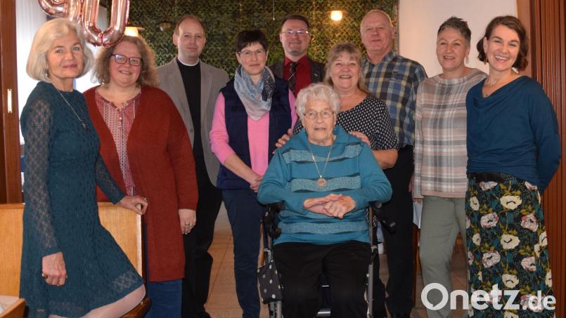 Im Kreise ihrer Familie feiert Anna Meier (vorn Mitte) in Mendorferbuch 90. Geburtstag. Ihr gratulieren auch Pfarrer Hans Jürgen Zeitler (Dritter von links) , Bürgermeister Florian Junkes (Fünfter von links) und Christine Meckl (Vierte von links) vom Pfarrgemeinderat Adertshausen. Bild: bö
