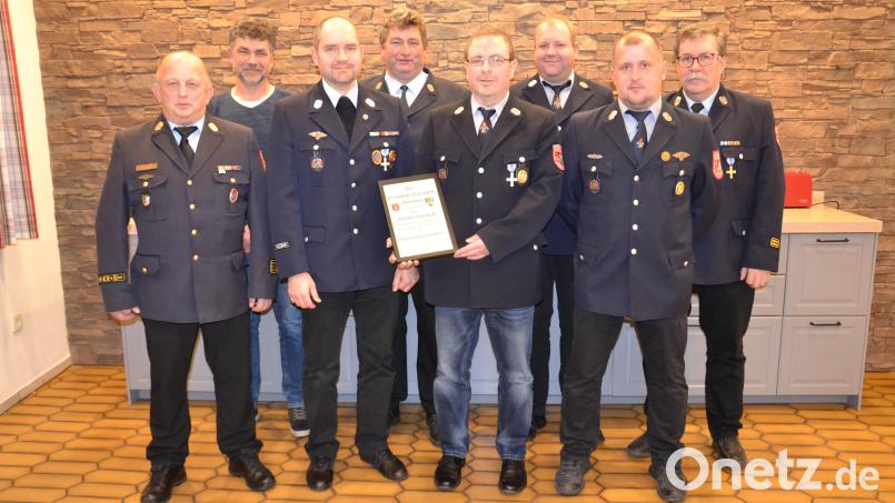 Markus Landgraf (Vierter von rechts) wird mit Urkunde zum Ehrenkommandanten der Feuerwehr Moosbach ernannt. Dazu gratulierten Kreisbrandinspektor Martin Weig, 2. Bürgermeister Bernhard Rom, 1. Kommandant Bernhard Meiller, 1. Vorsitzender Josef Hierold, 3. Vorsitzender Markus Wittmann, 2. Kommandant Christian Zwack und Kreisbrandmeister Thomas Kleber (von links). Bild: gi