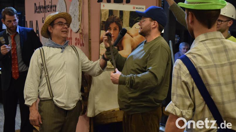 Mit großen Mühen, unter Leitung des Maschenbedieners Michael Brandl (Zweiter von links) und den wachsamen Augen des Oberflurinspektors Maximilian Weingärtner (links) wurde die "WAA" mitten auf der Tanzfläche aufgestellt. Bild: amö