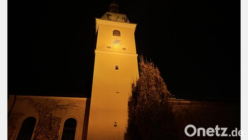 Nur kurzzeitig ein vertrauter Anblick: Die nächtliche Beleuchtung des Turmes der Alten Kirche ist wieder abgeschaltet. Bild: Matthias Bäumler/fph