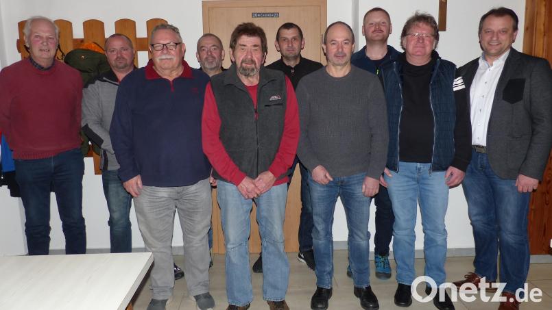 Die neugewählte Führungsriege des SRK mit Vorsitzendem Bernhard Kammerer und Stellvertreter Walter Imbs. Der Kreisvorsitzende des BSB, Richard Berger (ab Vierter von rechts), und Bürgermeister Anton Kappl (rechts) gratulieren den Gewählten. Bild: sl