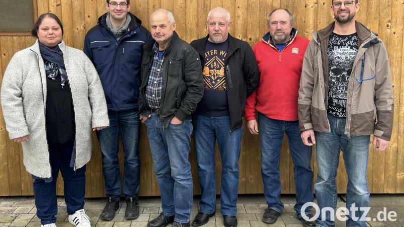 Geschäftsführer Michael Töppel (rechts) von der gleichnamigen Baufirma, ehrte mehrere langjährige Mitarbeiter, die eine feste Stütze im Betriebssystem sind. Darunter Franz Hierold aus Moosbach (Dritter von links), der seit 40 Jahren treu zur Firma hält. Seit 25 Jahren ist auch Töppels Schwester Stephanie (links) mit in der Firma. Bild: dob
