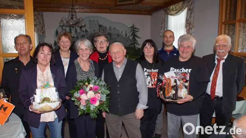Die Glückwünsche von zahlreichen Vereinsvertretern konnte Andreas Wirnshofer (vorne mit seiner Gattin Betty) an seinem 80. Geburtstag entgegen nehmen. Bild: mmj