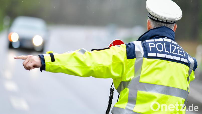 Am Wochenende entdeckten Schleierfahnder mehrere verbotene Waffen. Alle Reisenden müssen mit einer Strafanzeige rechnen. Symbolbild: Uwe Anspach/dpa