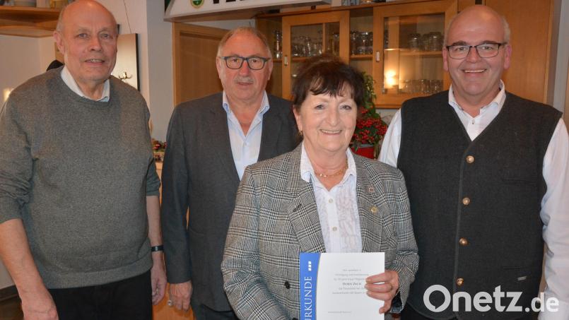 Doris Zach wurde in der Jahreshauptversammlung des VdK-Ortsverbandes Bad Neualbenreuth für 30-jährige Treue gedankt. Es gratulierten (von links) Vorstandsmitglied Albert Köstler, Kreisvorsitzender Georg Brand und Bürgermeister Klaus Meyer. Bild: jr