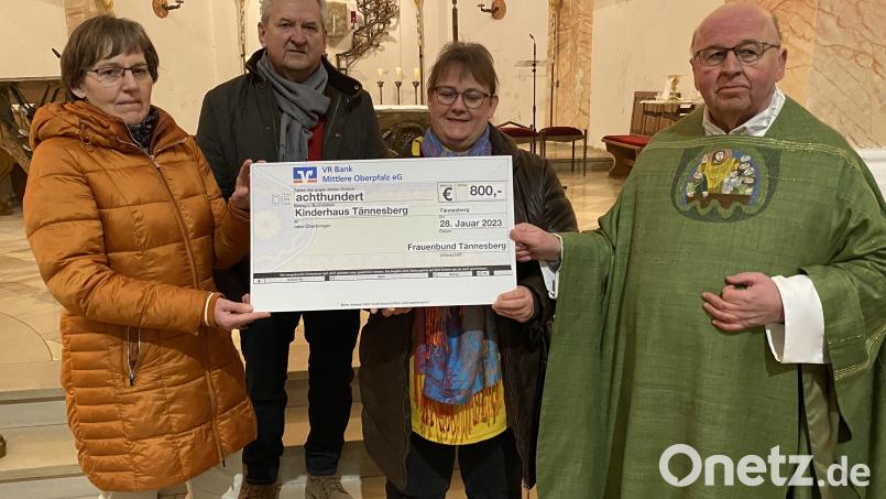 Von links: Kassiererin Monika Wittmann, Kirchenpfleger Hans Maier, Vorsitzende Sonja Schmid-Herdegen, Pfarrer Wilhelm Bauer bei der Spendenübergabe. Bild: Josef Glas