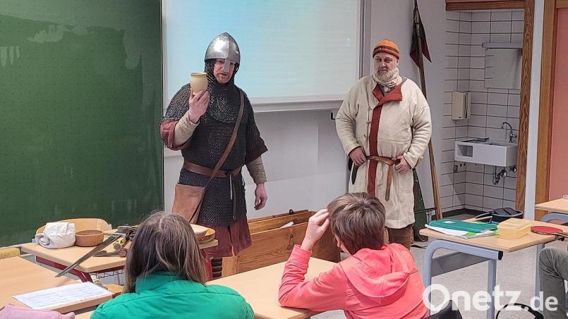 Michael Giesl und Günther Knorr gaben den Schülern der siebten Jahrgangsstufe am Nabburger Gymnasium einen Einblick in die Ritterzeit. Bild: Andreas Fröhlich/exb