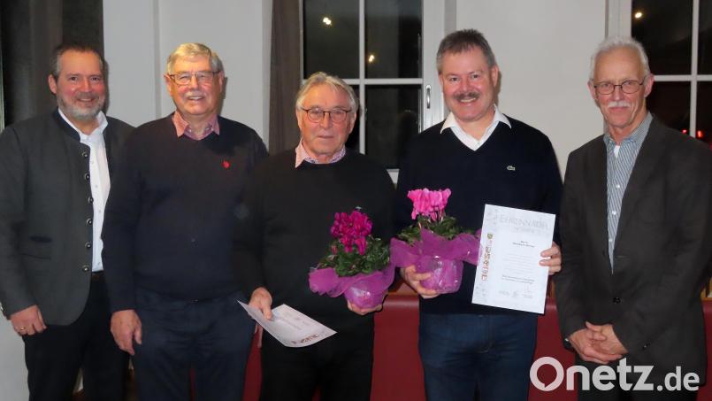 Bei der Jahreshauptversammlung des Gartenbau- und Ortsverschönerungsvereins Nabburg wurden Mitglieder für ihre langjährige Treue geehrt. Bild: Wolf/exb