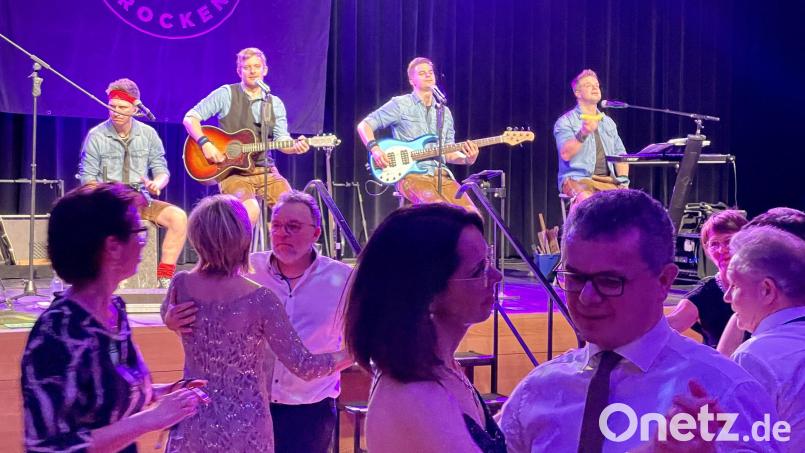Die &quot;Rotzlöffl&quot; auf der Bühne beim Neunburger Stadtball. Kurzfristig waren die vier Musikanten am Samstag eingesprungen, um die Veranstaltung zu retten. Bürgermeister Martin Birner und Gattin Sandra (im Vordergrund) konnten den Tanzabend entspannt genießen. Bild: Götz/exb