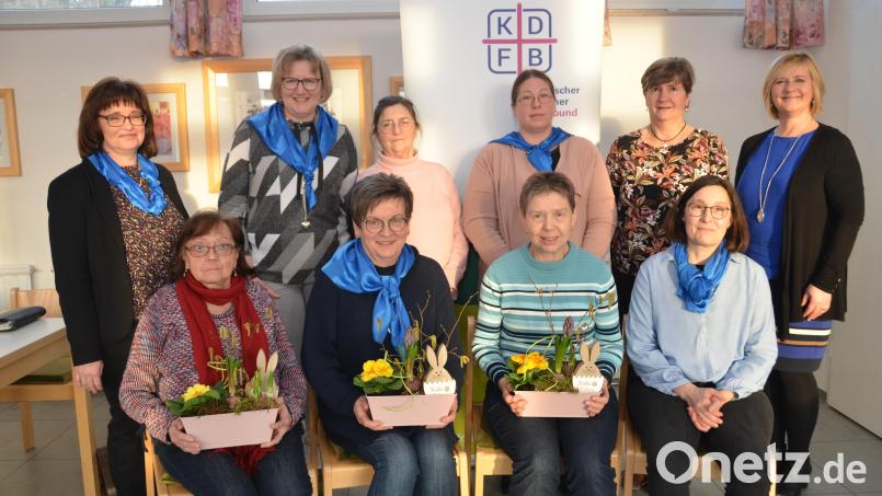 Petra Reil (sitzend, rechts) bleibt Sprecherin des Frauenbunds Kaimling. Diözesanvorsitzende Martha Bauer (rechts) dankt auch den ausgeschiedenen Mitgliedern Theresia Thomas, Gerlinde Köppl und Maria Faltenbacher (sitzend, von links). Bild: dob