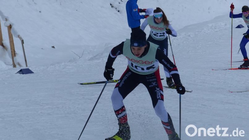 Tobias Loos vom SC Monte Kaolino Hirschau sichert sich über fünf Kilometer den Meistertitel in der Skatingtechink im Einzel und Tags darauf den Vizetitel mit der Staffel Bild: chl