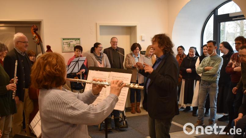 Das KuBZ-Orchester begleitete die Rückkehr der Bewohnerinnen und Bewohner in die Wohngruppe der Katholischen Jugendfürsorge Regensburg im Haus St. Gertrud in Waldsassen. Bild: Brigitte Sommer/KuBZ/exb