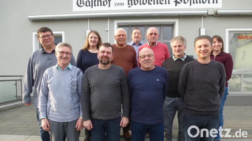 Das Führungsquartett mit (von links) Rudi Prölß, Bernhard Wurzer, Wolfgang Wagner, Laurentiu Laiu, dahinter die Beisitzer. Ihnen gratulierte Bürgermeistervertreter Thomas Schönberger (links). Bild: bk