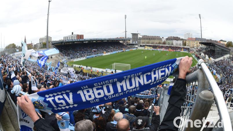 Ein Fan des TSV 1860 München zeigt im Grünwalder Stadion seinen Schal: Für die &quot;Löwen-&quot;Anhänger in der Oberpfalz kommt die Entlassung von Michael Köllner nicht überraschend. Bild: Andreas Gebert