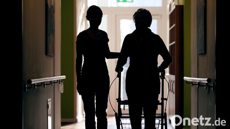 Bayern möchte Pflegekräfte, durch die Finanzierung von Reservekräften und Personal aus dem Ausland entlasten. Symbolbild: Oliver Berg/dpa