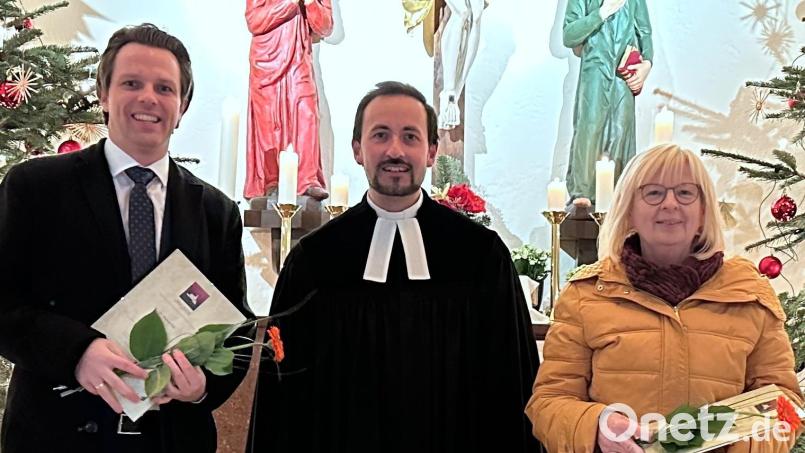 Pfarrer Stefan Fischer (Mitte) ehrt Thomas Falk (links) und Doris Hüttner für ihren 25 Jahre langen Dienst zugunsten der evangelischen Kirchengemeinde Hirschau. Bild: wku