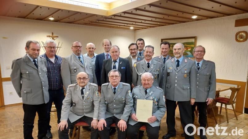Zahlreiche Mitglieder der Soldaten- und Kriegerkameradschaft Wernberg-Köblitz wurden für ihre langjährige Treue ausgezeichnet. Bild: Altmann/exb