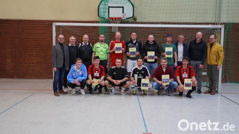 Zum Abschlussfoto stellten sich die ausgezeichneten Spieler, Vertreter der einzelnen Mannschaften, Schiedsrichter sowie die Gratulanten auf. Bild: Polizeiinspektion Tirschenreuth/exb