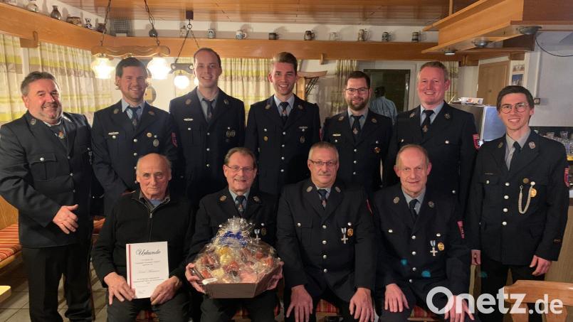 Die Feuerwehr Edeldorf hat langjährigen Mitgliedern für deren Treue gedankt. Bild: FW Edeldorf/exb