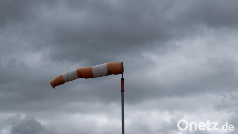 Ein Windsack weht bei stürmischem Wetter im Wind. Bild: Silas Stein/dpa/Symbolbild