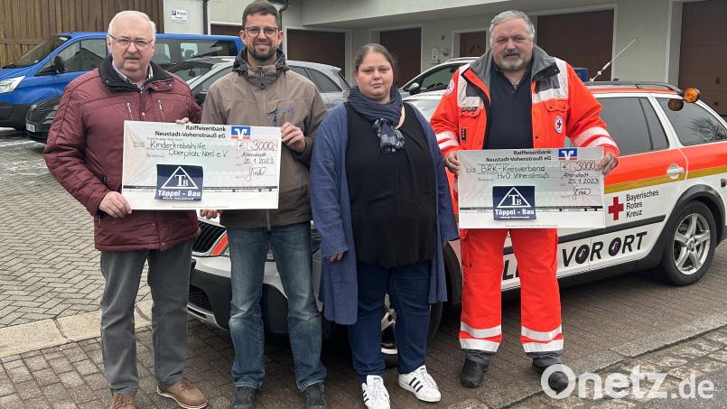 Bauunternehmer Michael Töppel und dessen Schwester Stephanie überreichen Herbert Putzer (links) und Heinrich Rewitzer (rechts) jeweils 3000 Euro für ihre Organisationen. Sowohl die Kinderkrebshilfe in der Region Oberpfalz Nord als auch die &quot;Helfer vor Ort&quot; können das Geld gut gebrauchen. Bild: dob