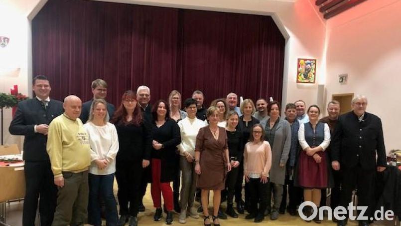 Der BRK Kreisverband Schwandorf hat einige Mitglieder für ihr langjähriges Engagement geehrt. Bild: Claudia Schart/exb