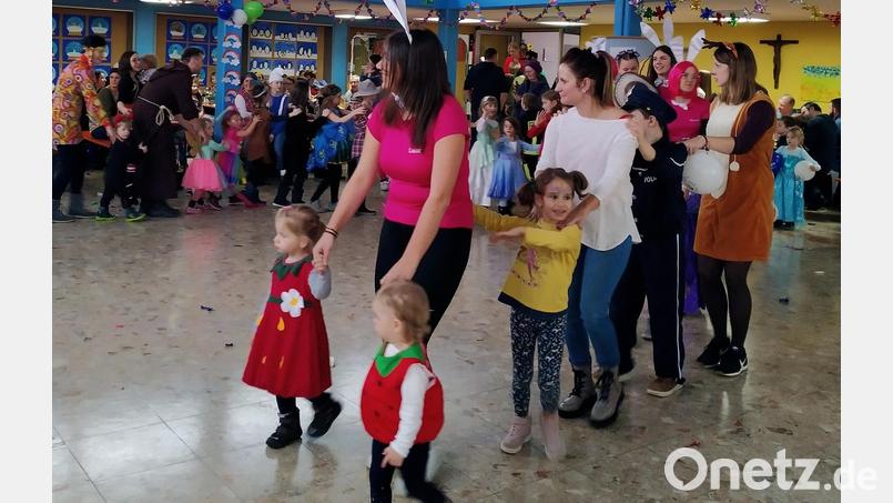 Mit einem abwechslungsreichen Programm sorgte die TSV-Abteilung Kinderturnen beim Kinderfasching für einen kurzweiligen Nachmittag, wie hier bei der „Polonäse Blankenese“. Bild: rfi