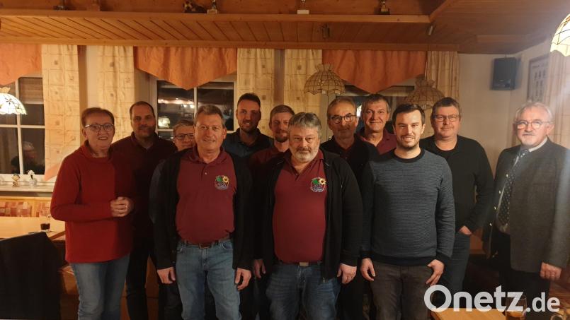 Der bisherige neue Vorstand der Siedlergemeinschaft Püchersreuth ist zugleich der neue. An der Spitze bleibt Andreas Bonczyk. Bild: Michael Raab/exb