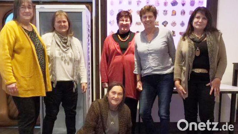 Gardemädchen der &quot;Ersten Dekade&quot; geben sich ein Stell-dich-ein in der Stadthalle: Christa Lehner, Erika Meyer, Conny Koller, Margot Wagner und Brigitte Baier (von links). Spontan setzt sich Emmi Weber in den Spagat. Bild: VFV/exb