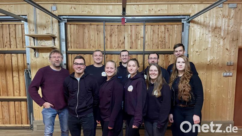 Zweiter Bürgermeister Hermann Schraml gratulierte Nico Buchka, Sophia Liebner, Alina Heining, Anna Kohl, Anna Zimmermann (vorne von links), Christopher Szeri, Hannes Amm, Florian Hecht und Fabian Wöhrl (hinten von links) zur Wahl. Bild: Burschen- und Madlaverein/exb