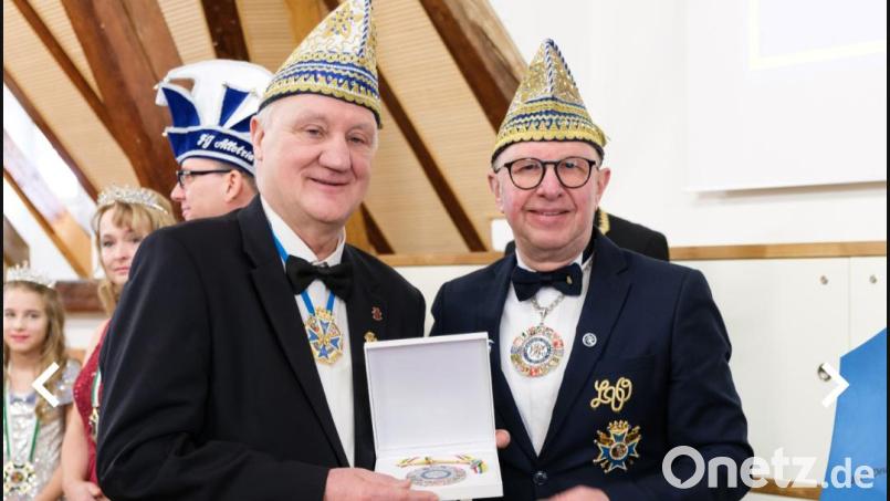 Manfred Enders (links) erhält in Nittenau den BDK-Orden von Arthur Troidl überreicht. Bild: mma