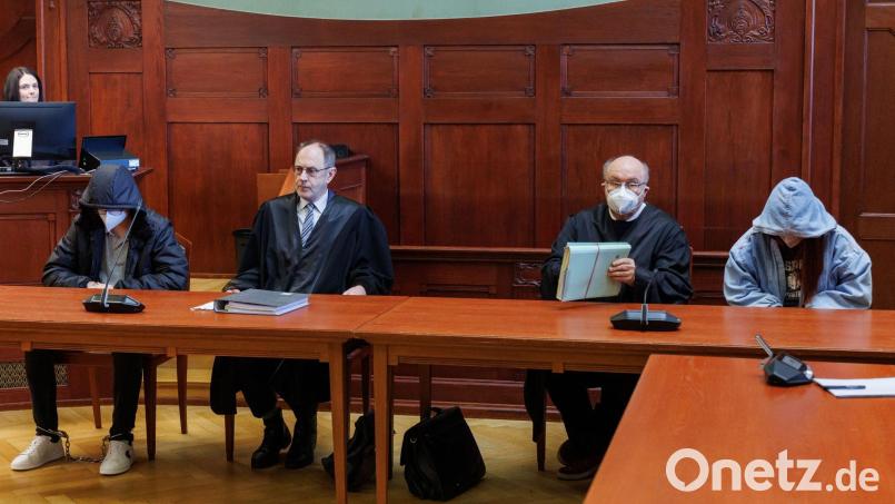 Die beiden Angeklagten, der 19-jährige Mann (l) und die 17-jährige Frau (r), sitzen neben ihren Anwälten im Sitzungssaal des Landgerichts Bayreuth. Bild: Daniel Karmann/dpa