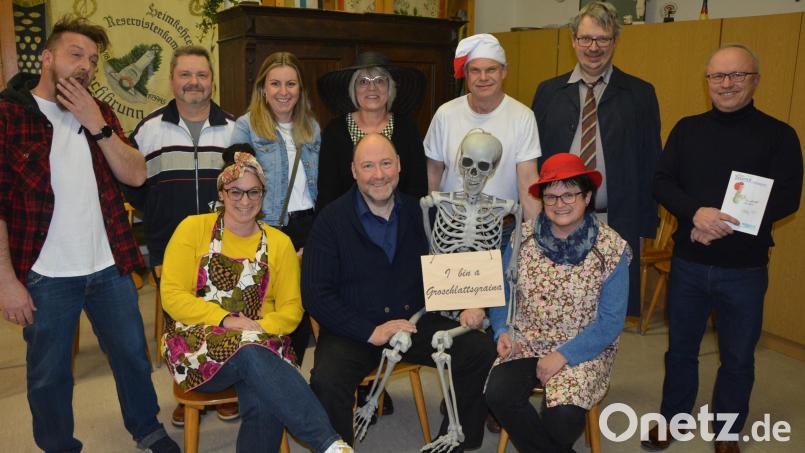 Die Schauspieler und Verantwortlichen des Pechlattenfixner Dorftheaters freuen sich auf die nächsten Aufführungen. Im Bild (sitzend, von links) Sabine Burger, Norbert Wappmann und Angelika Protschky sowie (stehend, von links) Thilo Rank, Kunibert Reiß, Tina Enders, Heike Brandner, Gerhard Rosenberger, Thomas Flügel und Regisseur Anton Krisch. Bild: jr