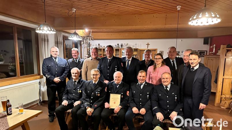 Die Geehrten (vorne von links) Thomas Weismeier, Heinz Kißler, Walter Kummer, Stefan Kummer, Roland Weismeier stellen sich mit der Truppe für ein Gruppenbild auf. Bild: Heinz Kißler/exb