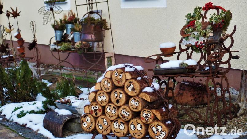 Vielleicht kann man sich je nach Stimmungslage ein Holzscheit täglich aussuchen? Die Kohlberger Gesichter-Pyramide ist jedenfalls ein Hingucker. Bild: jml