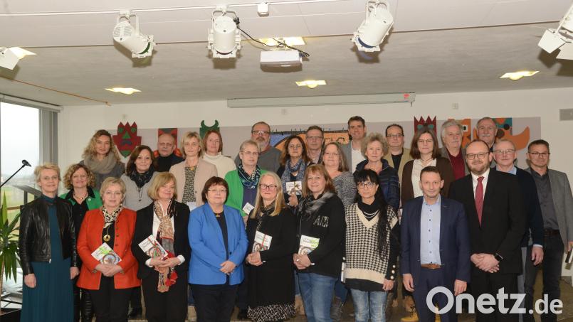 Die Schulamtsdirektorinnen Christine Söllner und Margit Walther (von links), Landrat Andreas Meier und Weidens Oberbürgermeister Jens Meyer (vordere Reihe von rechts), danken den Dienstjubilaren und verabschieden die Ruheständler des Jahres 2022. Bild: bey