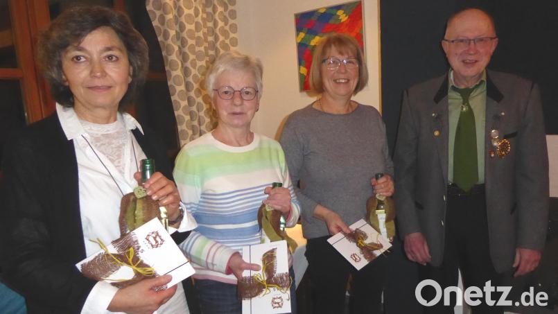 Für ihren Einsatz im Schützenheim werden (von links): Edeltraud Koller, Christa König und Monika Gleissner von Schützenmeister Werner Gleissner mit Wein und Gutscheinen bedacht. Bild: no