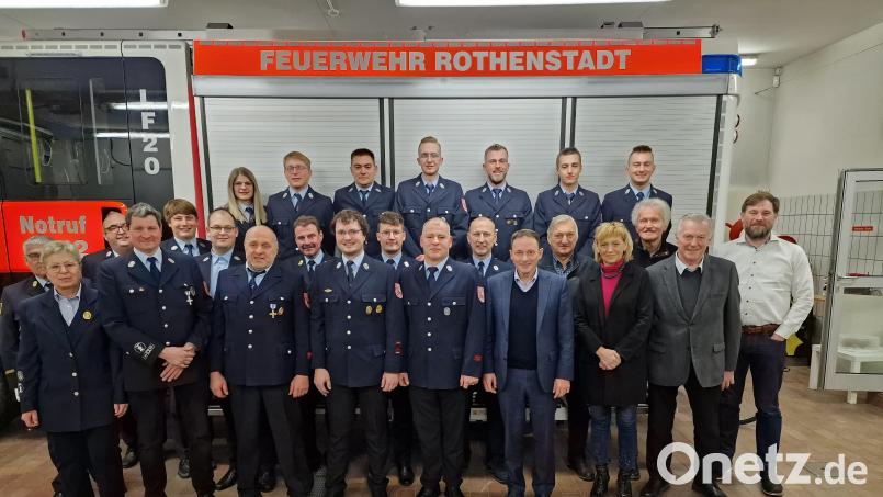 Vorsitzender bei der Feuerwehr Rothenstadt ist Reinhard Albrecht. Kommandant bleibt Michael Hösl (Neunter von links). Ausgeschiedener ist Daniel Kellermann, neuer Zweiter Kommandant ist Dirk Frötschner (Zehnter von links). Bild: R. Kreuzer