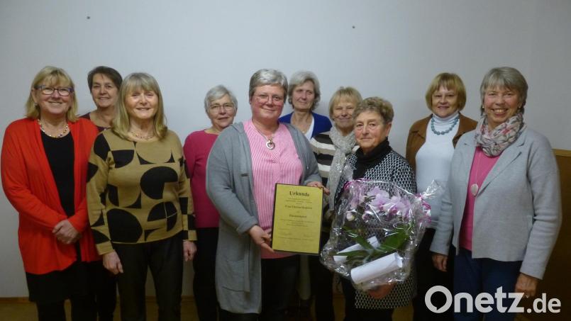 Die neue Vorsitzende Ulrike Högen (Fünfte von links) kann auf ein bewährtes achtköpfiges Mitarbeiterteam bauen. Rechts daneben die neue Ehrenvorsitzende Christa Heidrich. Bild: bk